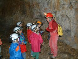 Monitrice Spéléologie avec un groupe d'enfants